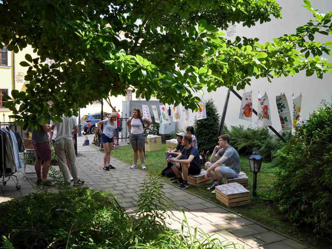 Zwiedzający wystawę o krośnieńskiej "Lniance" przed budynkiem Muzeum Rzemiosła w Krośnie