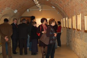Zwiedzający wystawę Pabla Picassa w Piwnicy PodCieniami