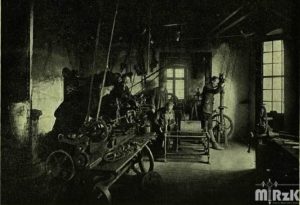 Wnętrze fabryki zegarów, fotografia biało-czarna