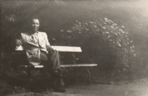 fotografia czarno biała. Józef cisowski siedzi na ławce