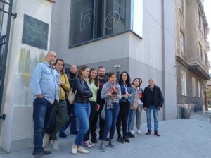 grupa osób pozuje przed muzeum fotografii