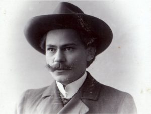 Fotografia czarno-biała. Jan Szczepanik w kapeluszu, portret