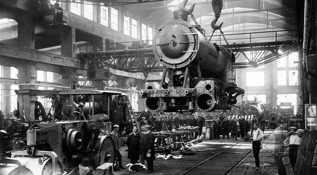 fotografia biało czarna - lokomotywa w fabryce
